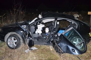 Rozbity Seat Leon. Samochód na pourywane drzwi. Wewnątrz wystrzelone poduszki powietrzne.