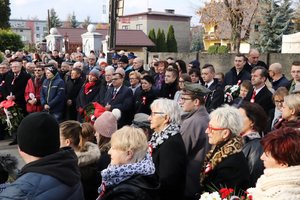 Osoby zgromadzone na cmentarzu przed Pomnikiem Niepodległości.