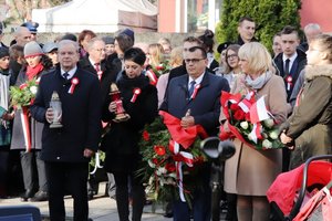 Delegacja z kwiatami i zniczami.