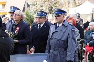 Komendant Powiatowy Policji w Zawierciu - insp. Jacek Kurdybelski w towarzystwie Zastępcy Komendanta Powiatowego Państwowej Straży Pożarnej w Zawierciu mł. bryg. Łukasza Osikowicza i I Zastępcy Komendanta Powiatowy Policji w Zawierciu mł.insp. Arkadiusza Miśty.