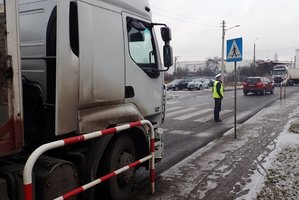 Policjant reaguje na wykroczenie kierowcy ciężarówki, który zaparkował tuż przed przejściem dla pieszych.