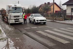 Policjant reaguje na wykroczenie kierowcy ciężarówki, który zaparkował tuż przed przejściem dla pieszych.