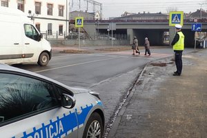 Policjant kontroluje rejon przejścia dla pieszych.