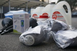 Środki ochronne - maseczki, płyny do dezynfekcji, termometr bezdotykowy, lejki.