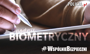 Osoba składająca podpis na urządzeniu mobilnym - zbliżenie na ręce. Napis: podpis biometryczny.