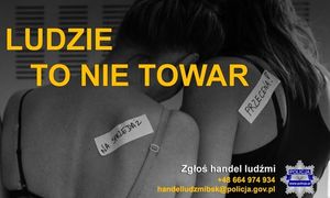Na zdjęciu widoczne są odwrócone plecami dwie kobiety. Na jednej z nich przyklejona jest kartka z napisem: NA SPRZEDAŻ, na na drugiej z napisem: PRZECENA! W prawym dolnym rogu zdjęcia widoczne są napisy: Zgłoś handel ludźmi +48 664 974 934 handelludzmibsk@policja.gov.pl. Po prawej stronie napisów widoczna policyjna odznaka z napisem POLICJA www.policja.pl