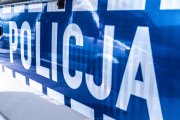 Na zdjęciu widoczny element oznakowania radiowozu - napis POLICJA