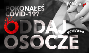 Napis pokonałeś covid-19 oddaj osocze w tle ręka policjanta podczas pobierania krwi.