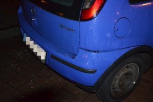 Na zdjęciu widoczny tył samochodu osobowego z uszkodzonym zderzakiem.