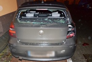 Na zdjęciu widoczny tył samochodu z wybitą tylną szybą i roztrzaskaną prawą tylną lampą.