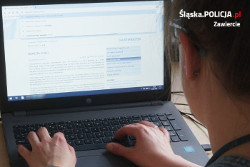 Na zdjęciu widoczna częściowo kobieta pisząca na klawiaturze laptopa.