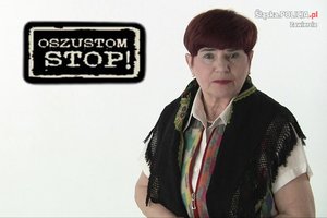 Na zdjęciu widoczny napis: OSZUSTOM STOP oraz starsza kobieta