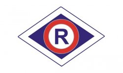 Symbol graficzny w kształcie rombu. W środku znajduje się białe koło, w którym widnieje duża litera R. Białe koło otoczone jest czerwoną obwódką. Całość znajduje się na tle granatowego rombu, który ma białą szeroką obwódkę, a następnie cienką granatową
