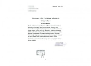 Na zdjęciu widoczne podziękowania. Treść podziękowań: Pragnę podziękować i wyrazić słowa wielkiego uznania Naczelnikowi Wydziału Kryminalnego, Panu Smoleniowi oraz wszystkim jego pracownikom, zaangażowanym w ujęcie sprawcy napadu na mnie, który to miał miejsce 1 marca 2021r. w Zawierciu ulica Reymonta przy biurze opłat o godzinie 13:30. Gdyby nie błyskawiczna interwencja pracowników Wydziału Kryminalnego pod dowództwem Pana Smolenia, ich wielka determinacja i ciężka praca dochodzeniowo – śledcza, nigdy nie doszłoby do ujęcia sprawcy, który mnie napadł, ograbił i złamał mi rękę. 
Jeszcze raz z wyrazami szacunku oraz podziwu za osiągnięcie sukcesu bardzo dziękuję.