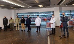 Zdjęcie grupowe przedstawicieli służb mundurowych przed szczepieniami podczas konferencji