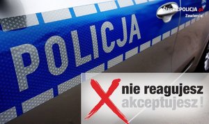Na zdjęciu widoczny element odblaskowy oznakowania radiowozu - napis POLICJA. W dolnym prawym rogu widoczny napis: nie reaguejsz - akceptujesz!