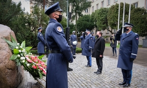 Minister spraw wewnętrznych i administracji, komendant główny policji i jego zastępca składają hołd przed obeliskiem