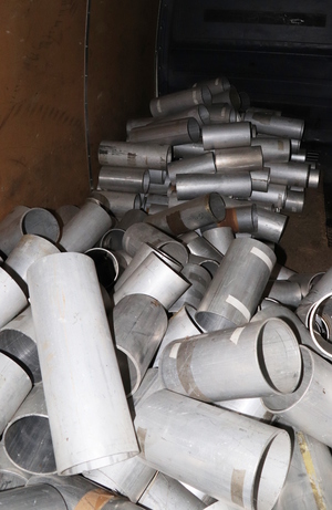 Na zdjciu widoczne skradzione aluminiowe rury leżące wewnątrz pojazdu dostawczego.