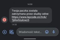Na zdjęciu widoczna treść SMS-a: &quot;Twoja paczka została zatrztmana przez służby celne. Link&quot;
