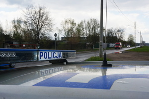 Na zdjęciu widoczne sygnały świetlne  radiowozu z napisem POLICJA. W tle widoczna jadące samochody.