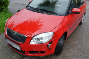 Uszkodzony w kolizji samochód osobowy marki Skoda koloru czerwonego