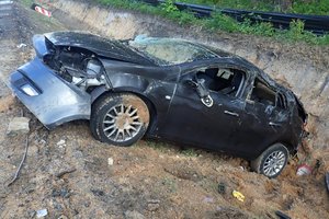 Na zdjęciu widoczny w rowie zniszczony samochód osobowy