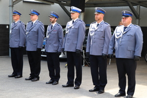 Na zdjęciu widocznych jest sześciu umundurowani policjantów, są to przełożeni policjantów wyznaczonych do mianowania.