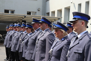 Zdjęcie przedstawia szereg policjantów ubranych w galowe mundury. Są to policjanci wyznaczeni do mianowania.
