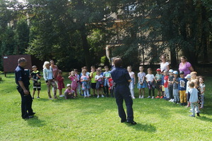 Na zdjęciu widoczni policjanci podczas prelekcji dla dzieci.
