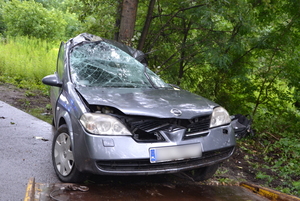 Na zdjęciu widoczny zmiażdżony wskutek uderzenia w drzewo samochód osobowy.