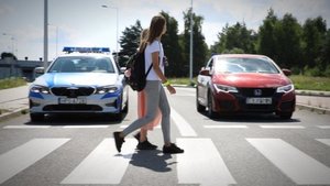 Zdjęcie poglądowe - przechodzące przez przejśćie dla dzieci
