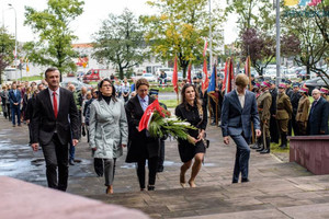 Zdjęcie: Urząd Miejski w Zawierciu. Delegacje składają kwiaty przed Pomnikiem Ofiar Hitleryzmu i Stalinizmu