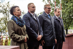 Zdjęcie: Urząd Miejski w Zawierciu. Przedstawiciele władz samorządowych składają kwiaty przed Pomnikiem Ofiar Hitleryzmu i Stalinizmu w Zawierciu.