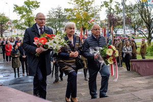 Zdjęcie: Urząd Miejski w Zawierciu. Parlamentarzyści składają kwiaty przed Pomnikiem Ofiar Hitleryzmu i Stalinizmu w Zawierciu.