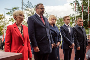 Zdjęcie: Urząd Miejski w Zawierciu. Przedstawiciele władz samorządowych składają kwiaty przed Pomnikiem Ofiar Hitleryzmu i Stalinizmu w Zawierciu.