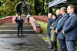 Zdjęcie: Urząd Miejski w Zawierciu. Uroczystość obchodów 82. rocznicy wybuchu II wojny światowej przed Pomnikiem Ofiar Hitleryzmu i Stalinizmu w Zawierciu.