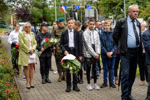 Zdjęcie: Urząd Miejski w Zawierciu. Delegacje składają kwiaty przed Pomnikiem Ofiar Hitleryzmu i Stalinizmu w Zawierciu.
