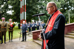 Zdjęcie: Urząd Miejski w Zawierciu. Uroczystość obchodów 82. rocznicy wybuchu II wojny światowej przed Pomnikiem Ofiar Hitleryzmu i Stalinizmu w Zawierciu. Przemawia ksiądz.
