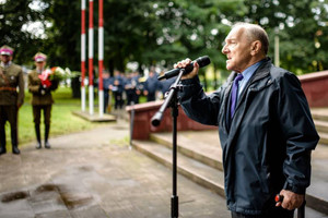 Zdjęcie: Urząd Miejski w Zawierciu. Uroczystość obchodów 82. rocznicy wybuchu II wojny światowej przed Pomnikiem Ofiar Hitleryzmu i Stalinizmu w Zawierciu. Przemawia przedstawiciel kombatantów.