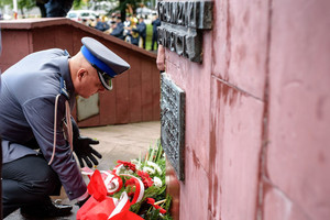 Zdjęcie: Urząd Miejski w Zawierciu. Komendant Powiatowy Policji w Zawierciu składa kwiaty przed Pomnikiem Ofiar Hitleryzmu i Stalinizmu