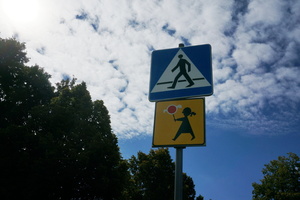 Oznakowanie przejścia dla pieszych - znak D-6 (tabliczka wskazująca, że przejście dla pieszych jest szczególnie uczęszczane przez dzieci tak zwany znak Agatka)