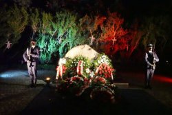 Policjanci stoją na warcie przy Obelisku „Poległym Policjantom – Rzeczpospolita Polska”