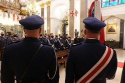 Kompania reprezentacyjna polskiej policji stoi na baczność podczas mszy świetej z okazji 21. rocznicy otwarcia Polskiego Cmentarza Wojennnego w Miednoje