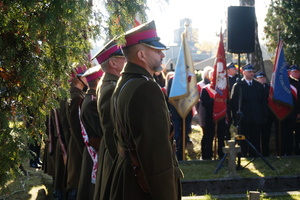 Na zdjęciu widoczni mundurowi z Jurajskiego Szwadronu Kawalerii im. Króla Jana III Sobieskiego. W tle poczty sztandarowe.