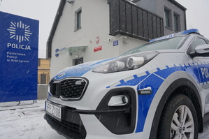 Nowy radiowóz na tle budynku Posterunku Policji w Kroczycach