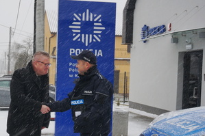 Przewodniczący Rady Gminy Kroczyce Krzysztof Janikowski gratuluje Kierownikowi Posterunku Policji w Kroczycach starszemu aspirantowi Przemysławowi Ledwochowi.