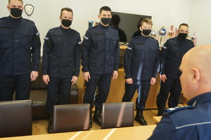 Na zdjęciu widczoni policjanci i Komendant Powiatowy Policji w Zawierciu inspketor Jacek Kurdybelski