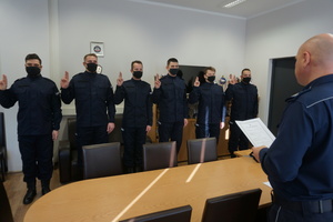Na zdjęciu widczoni policjanci podczas ślubowania oraz Komendant Powiatowy Policji w Zawierciu inspketor Jacek Kurdybelski