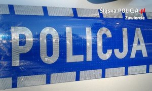 Na zdjęciu widoczne oznakowanie odblaskowe radiowozu - napis POLICJA i policyjna gwiazda