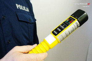Na zdjęciu widoczny przyrząd do badania stanu trzeźwości - Alcoblow